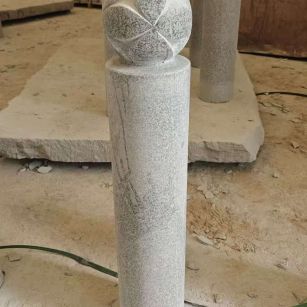 荆门 芝麻白花岗岩石材挡车石柱、停车柱、圆柱挡车柱、方柱挡车柱等