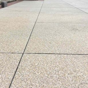 荆门 黄金麻花岗岩石板材荔枝面地面铺装效果