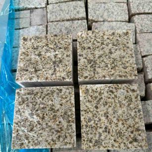 荆门 黄金麻花岗岩自然面小方块，弹石，马蹄石等