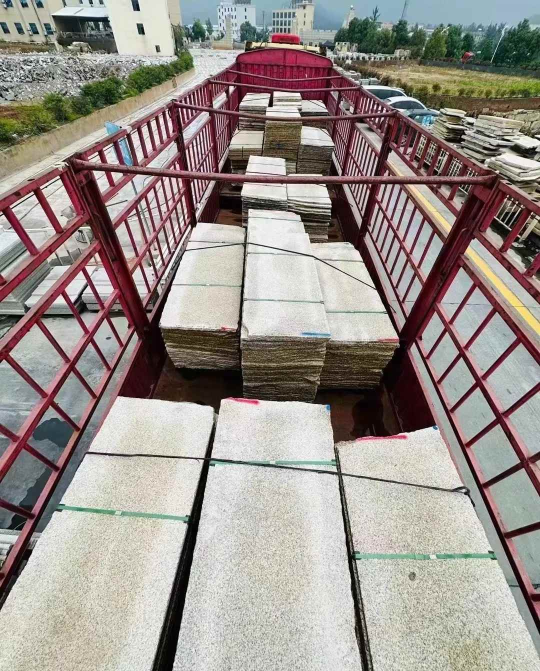 荆门 黄金麻花岗岩荔枝面，光面毛板装车完成