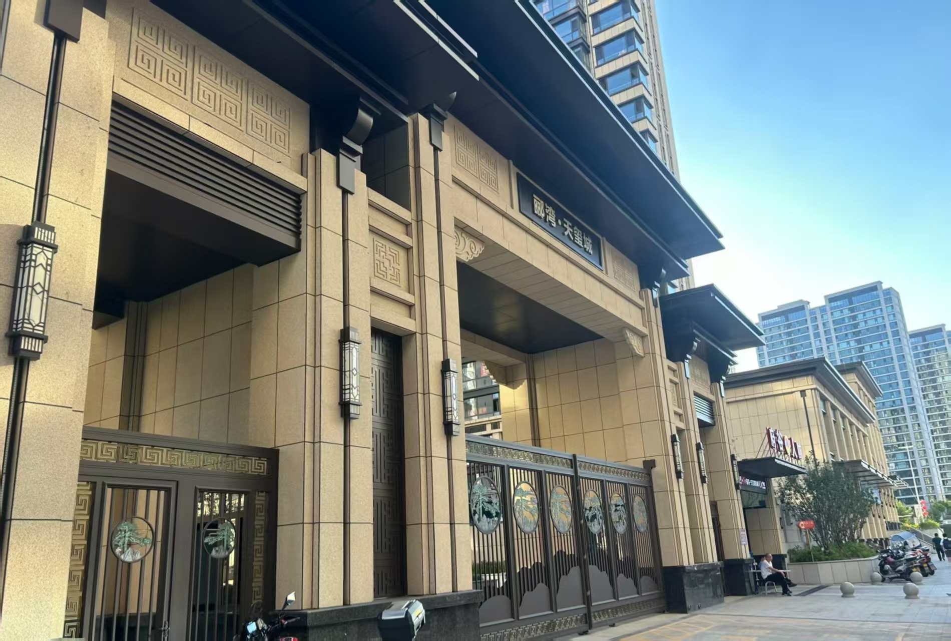 荆门 黄金麻花岗岩荔枝面小区门楼外墙干挂