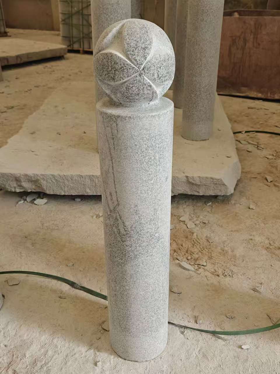 荆门 芝麻白花岗岩石材挡车石柱、停车柱、圆柱挡车柱、方柱挡车柱等