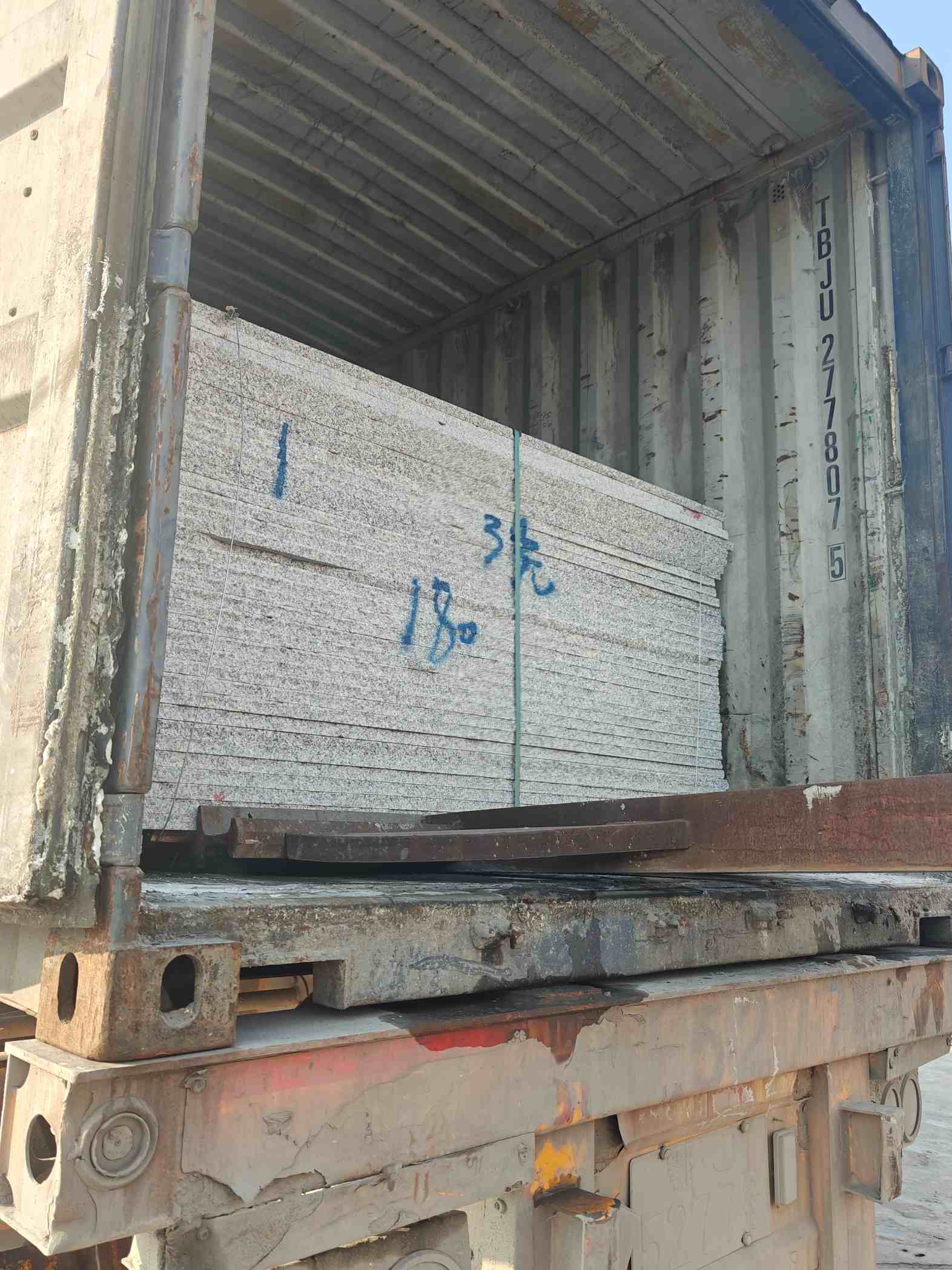 荆门 芝麻白花岗岩石材3.0公分光面毛板装柜出货