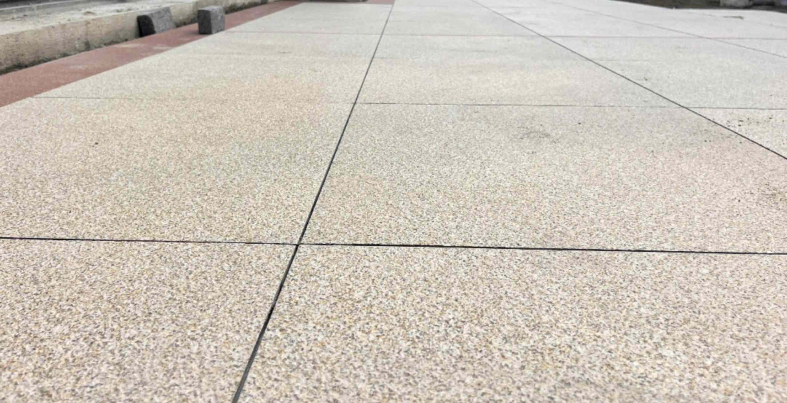 荆门 黄金麻花岗岩石板材荔枝面地面铺装效果