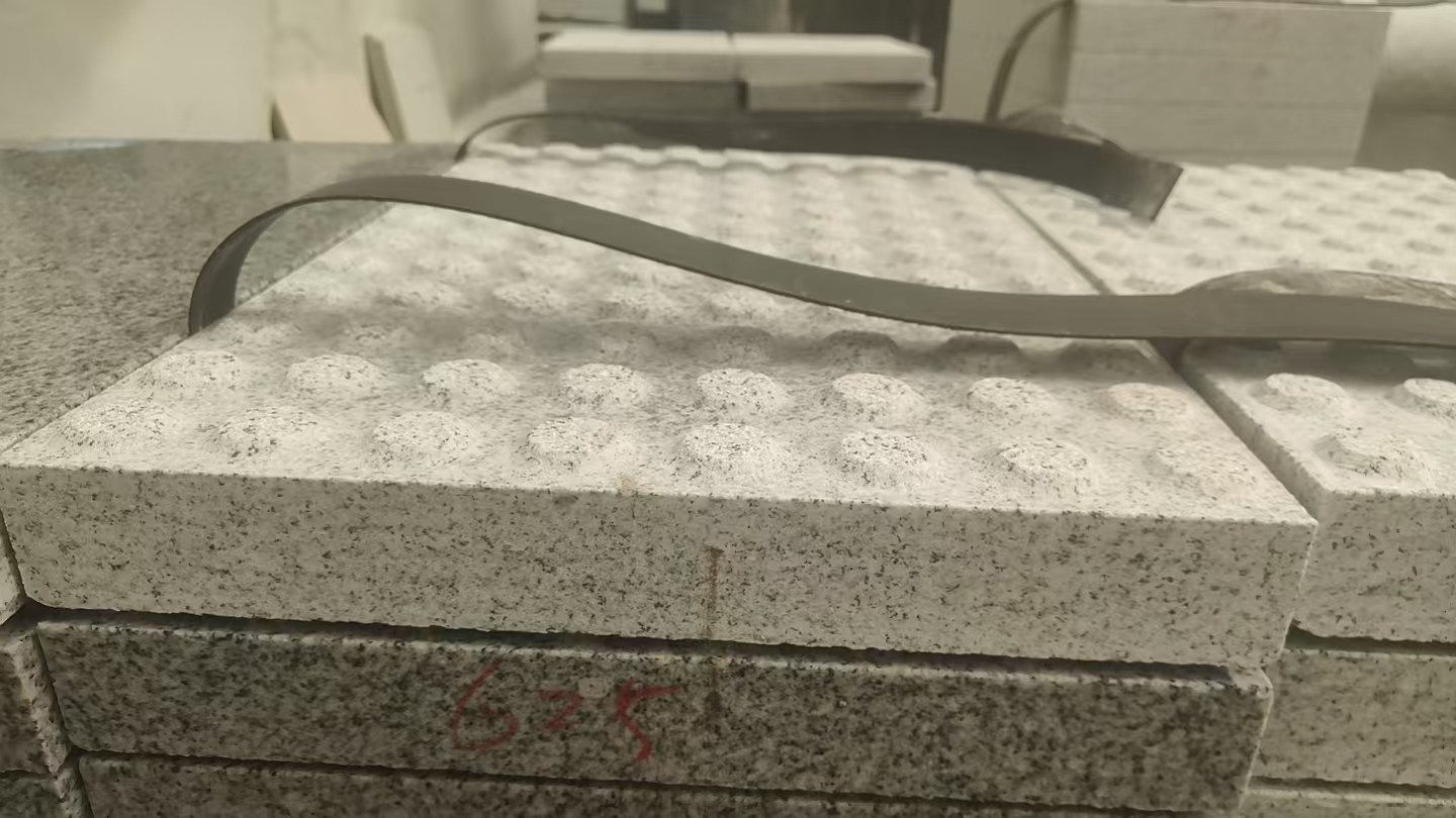 荆门 芝麻白花岗岩6.0公分荔枝面五轴加工雕刻盲点