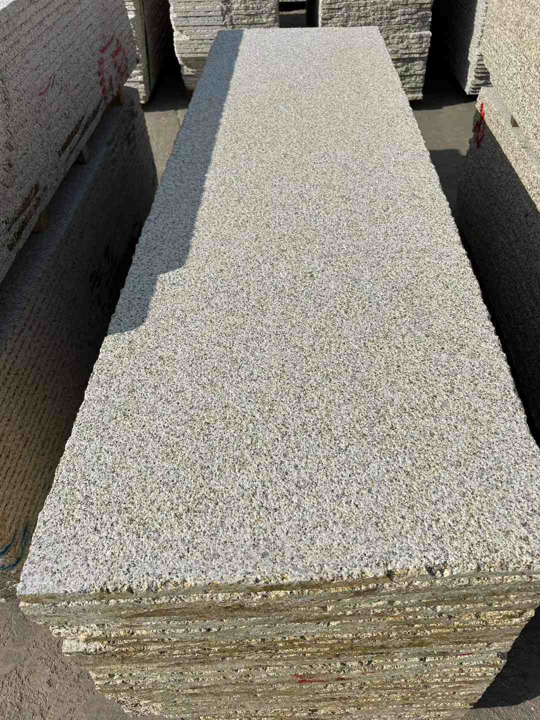 荆门 黄金麻花岗岩荔枝面毛板，半成品