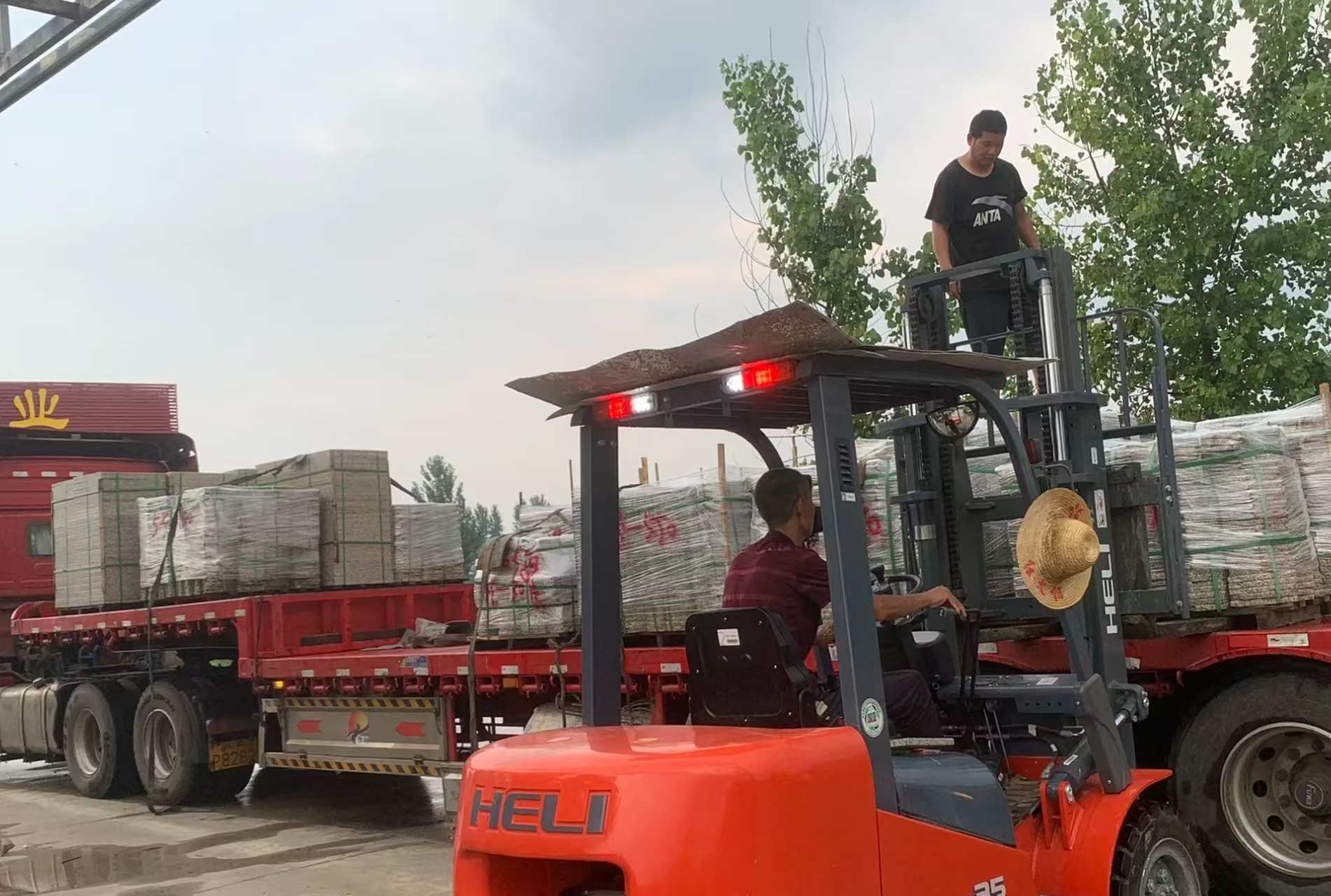 荆门 黄金麻冰裂纹，地铺石装车