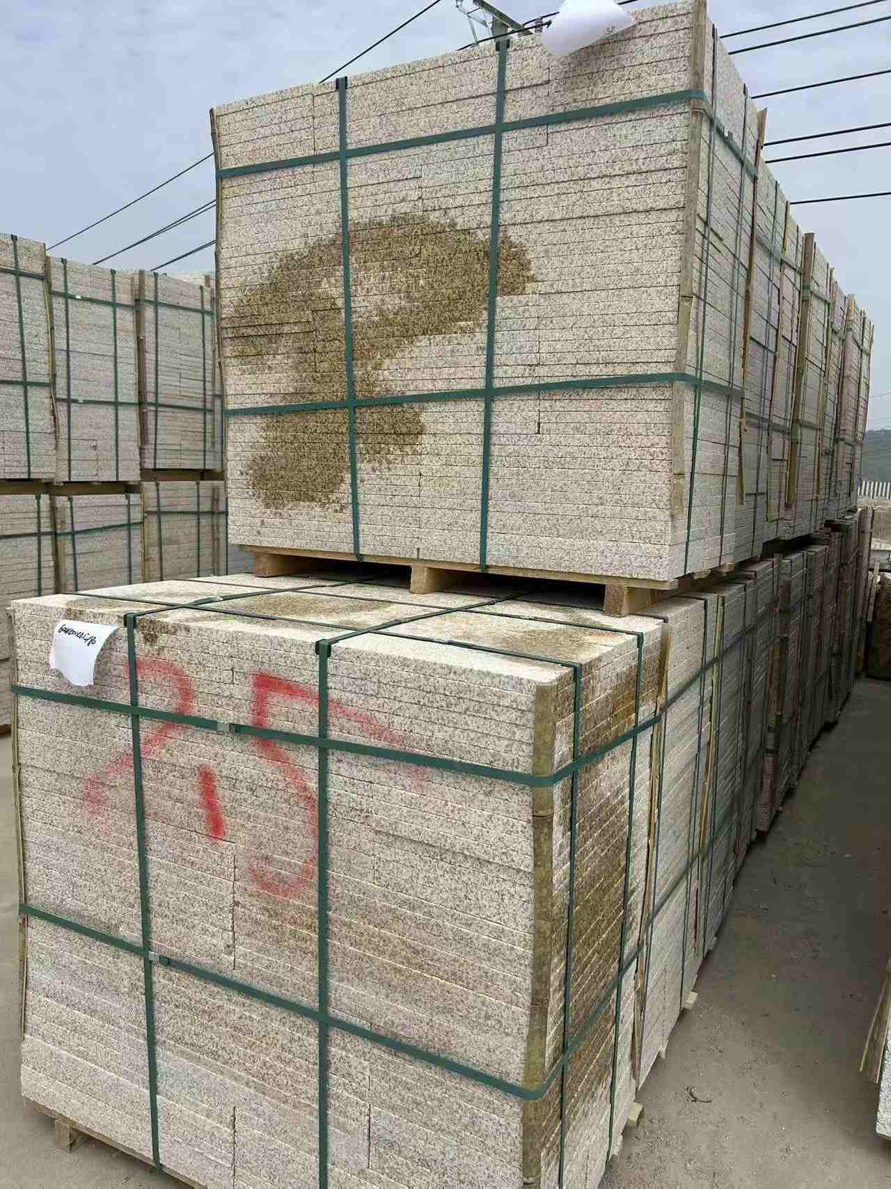 荆门 黄金麻花岗岩石材荔枝面地铺石2.5*300*600