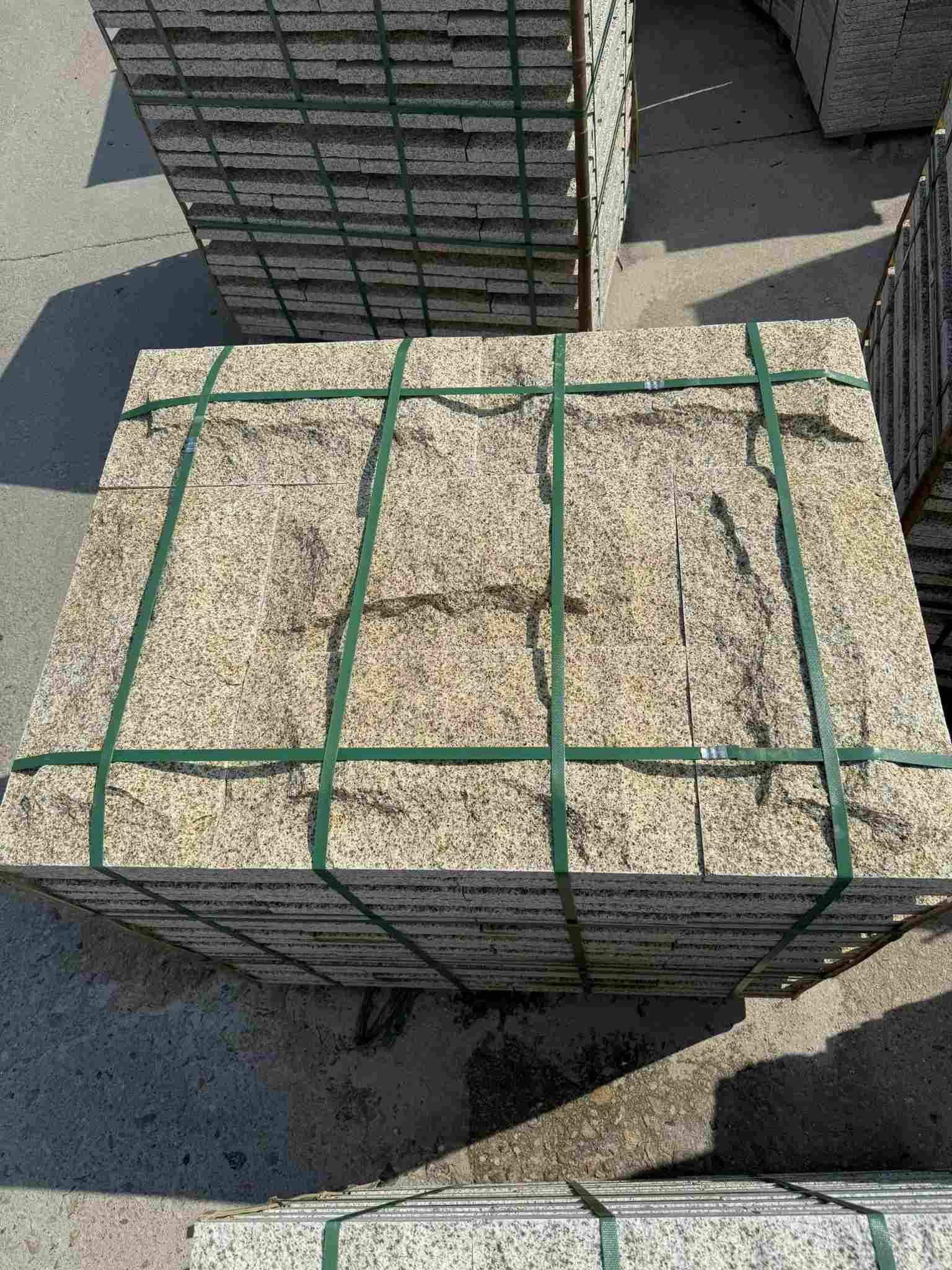 荆门 黄金麻花岗岩石材自然面蘑菇石成品