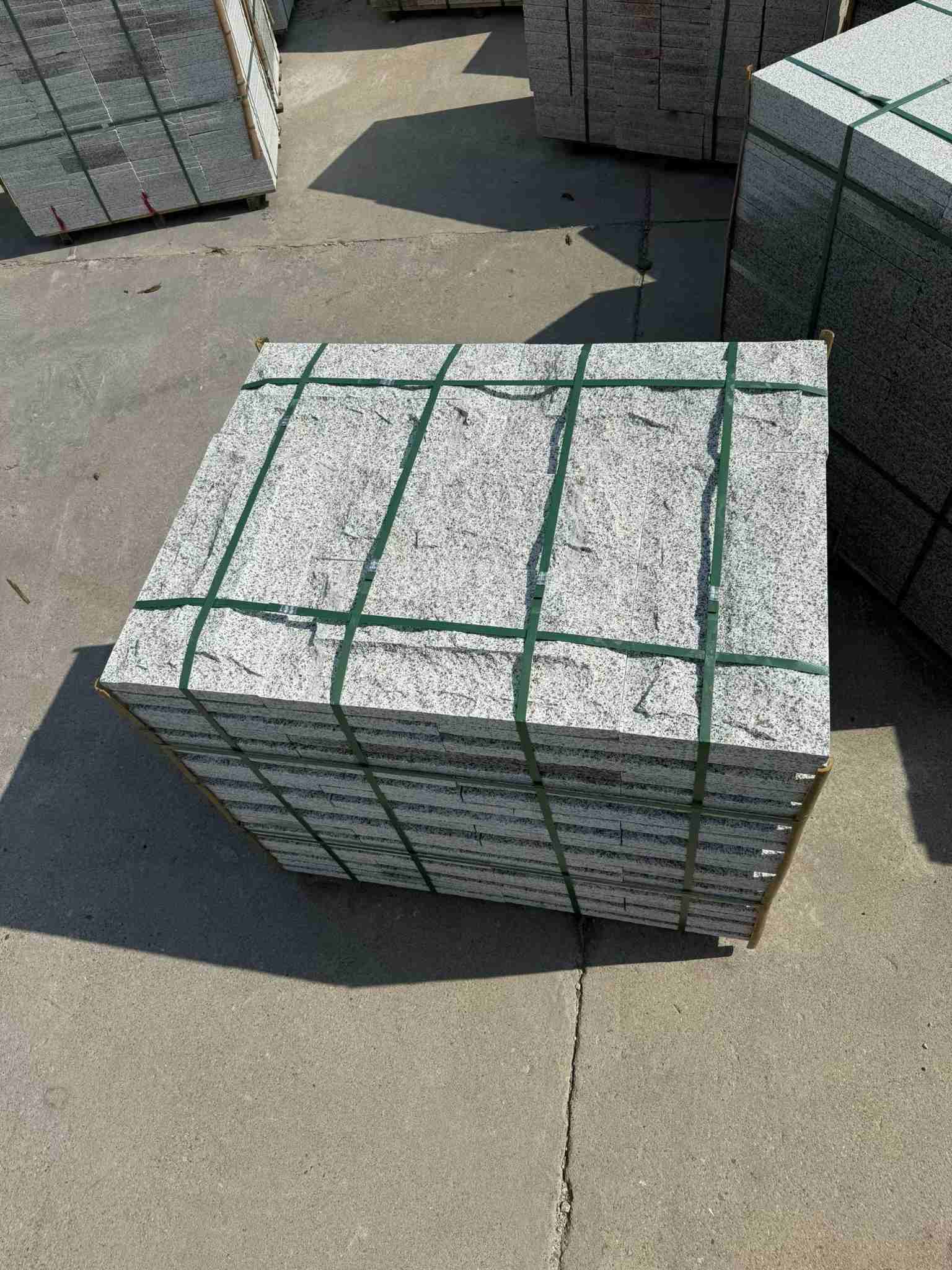 荆门 白麻花岗岩石材自然面蘑菇石成品