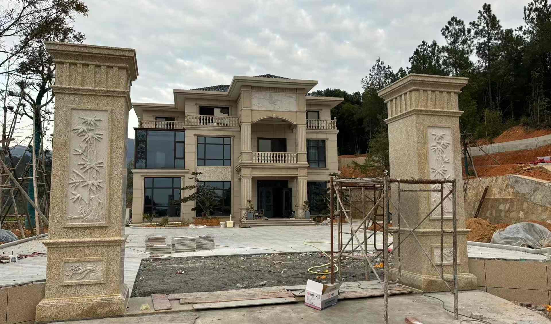 荆门 黄金麻花岗岩别墅雕花外墙干挂配上门口雕花罗马柱