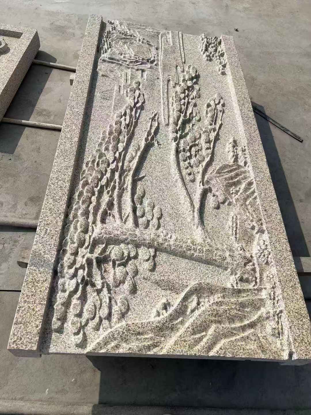 荆门 黄金麻雕刻板浮雕迎客松