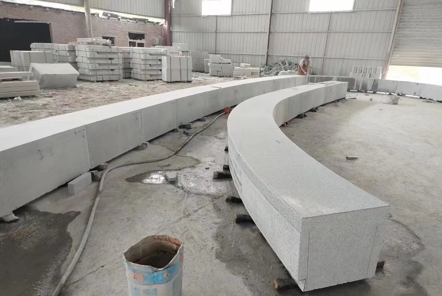 荆门芝麻白花岗岩石板材 园林光面弧形坐凳