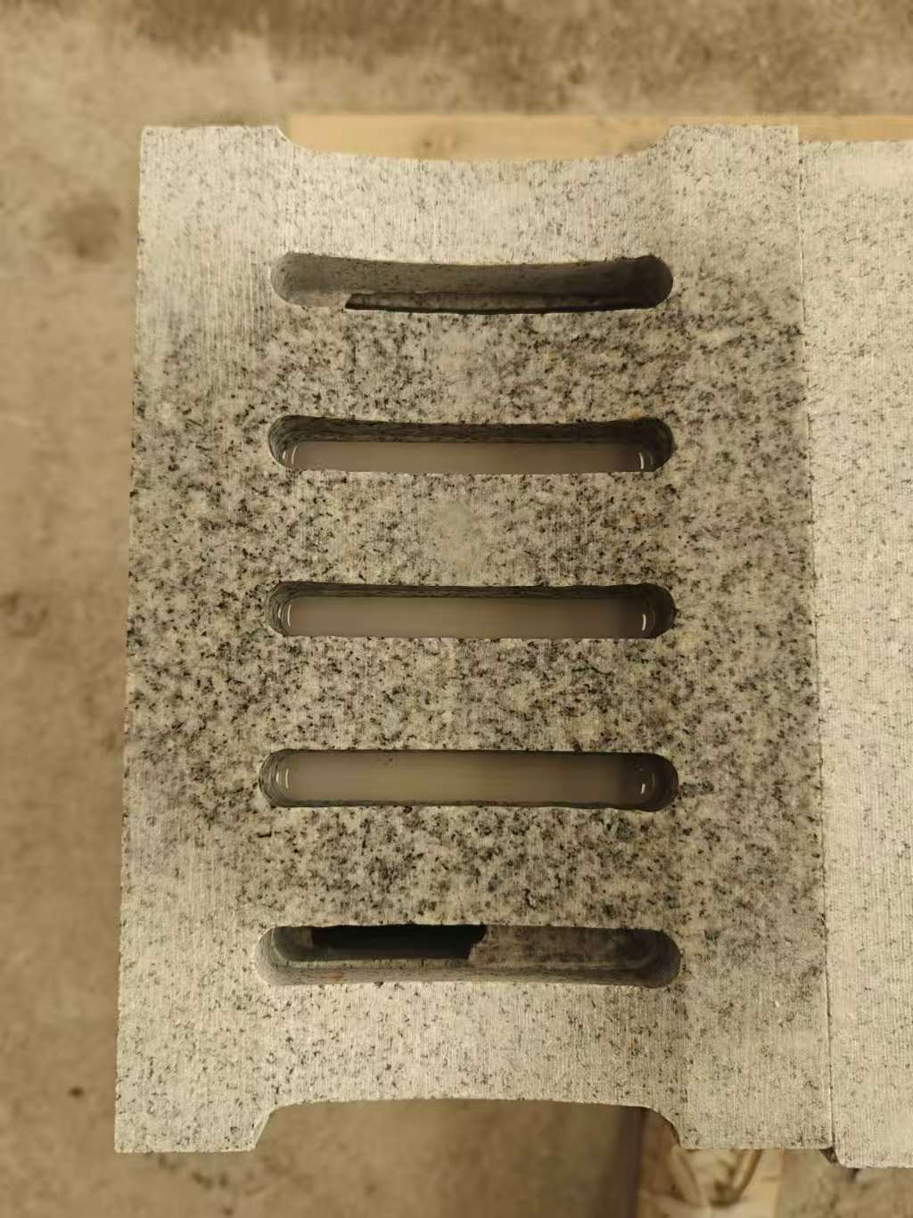 荆门 芝麻白拉丝面花岗岩U型开槽排水槽