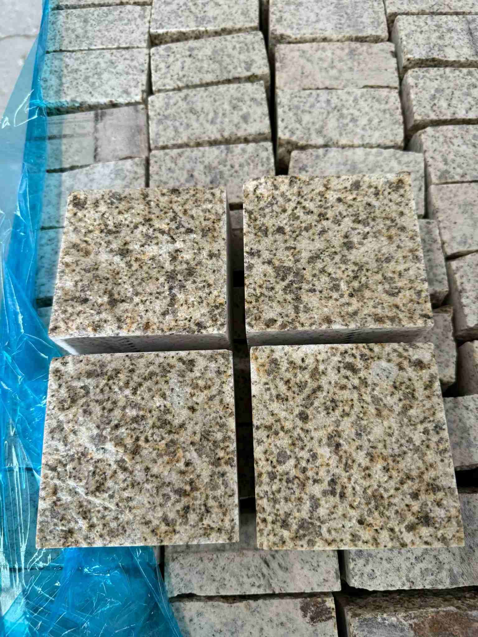 荆门 黄金麻花岗岩自然面小方块，弹石，马蹄石等