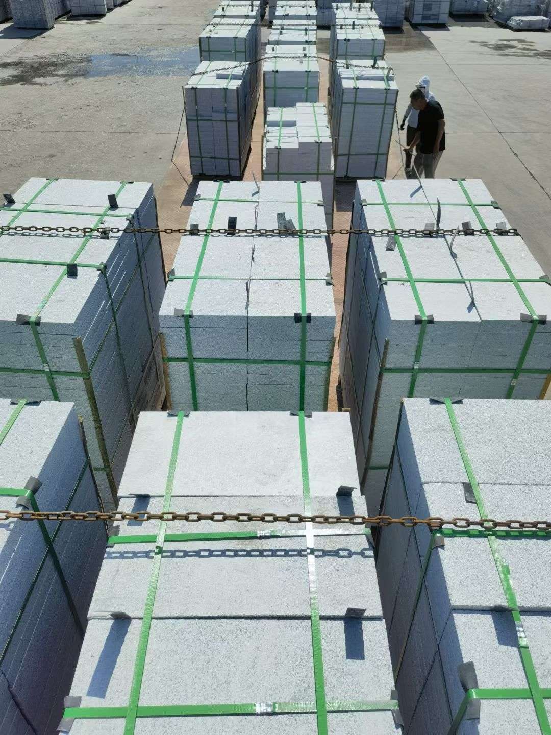 荆门 芝麻白花岗岩5公分地铺石 花岗岩厂家工厂装车日常