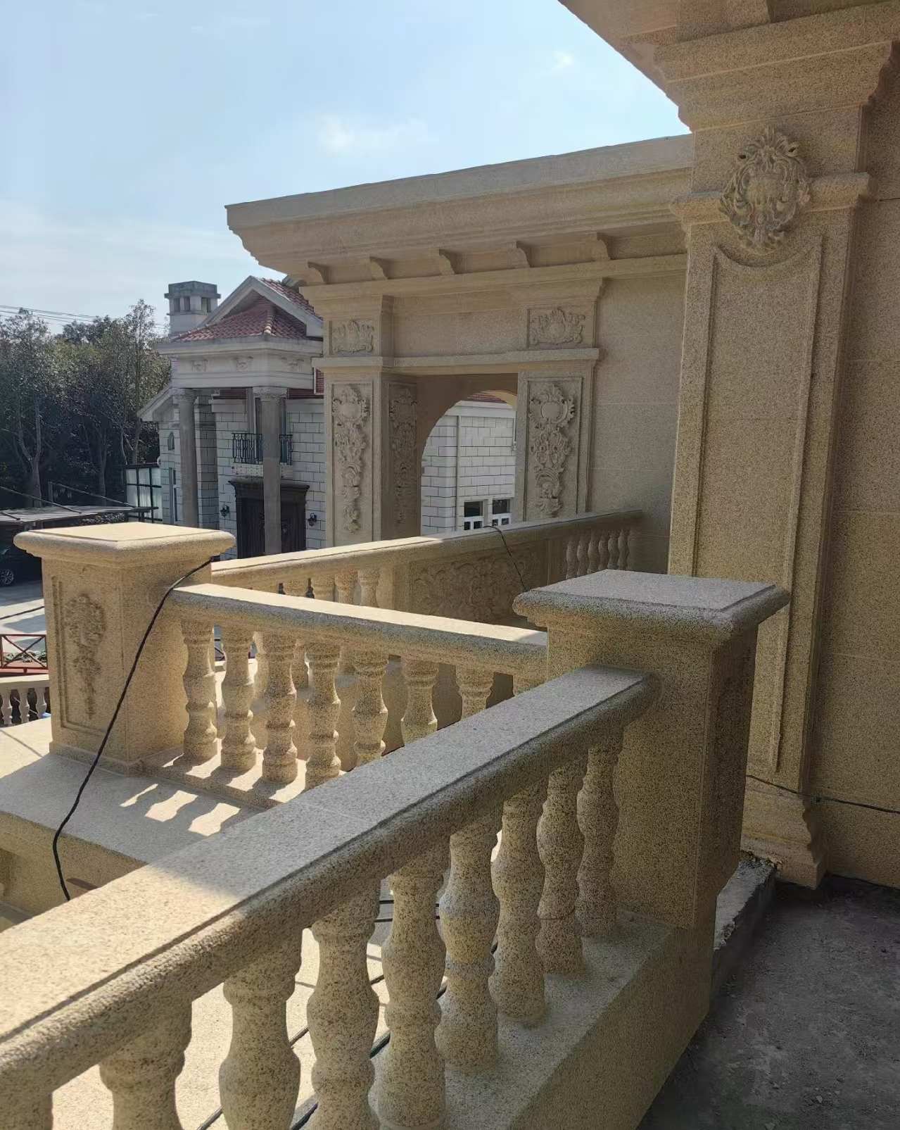 荆门 黄金麻别墅外墙干挂雕花配合阳台栏杆花瓶柱