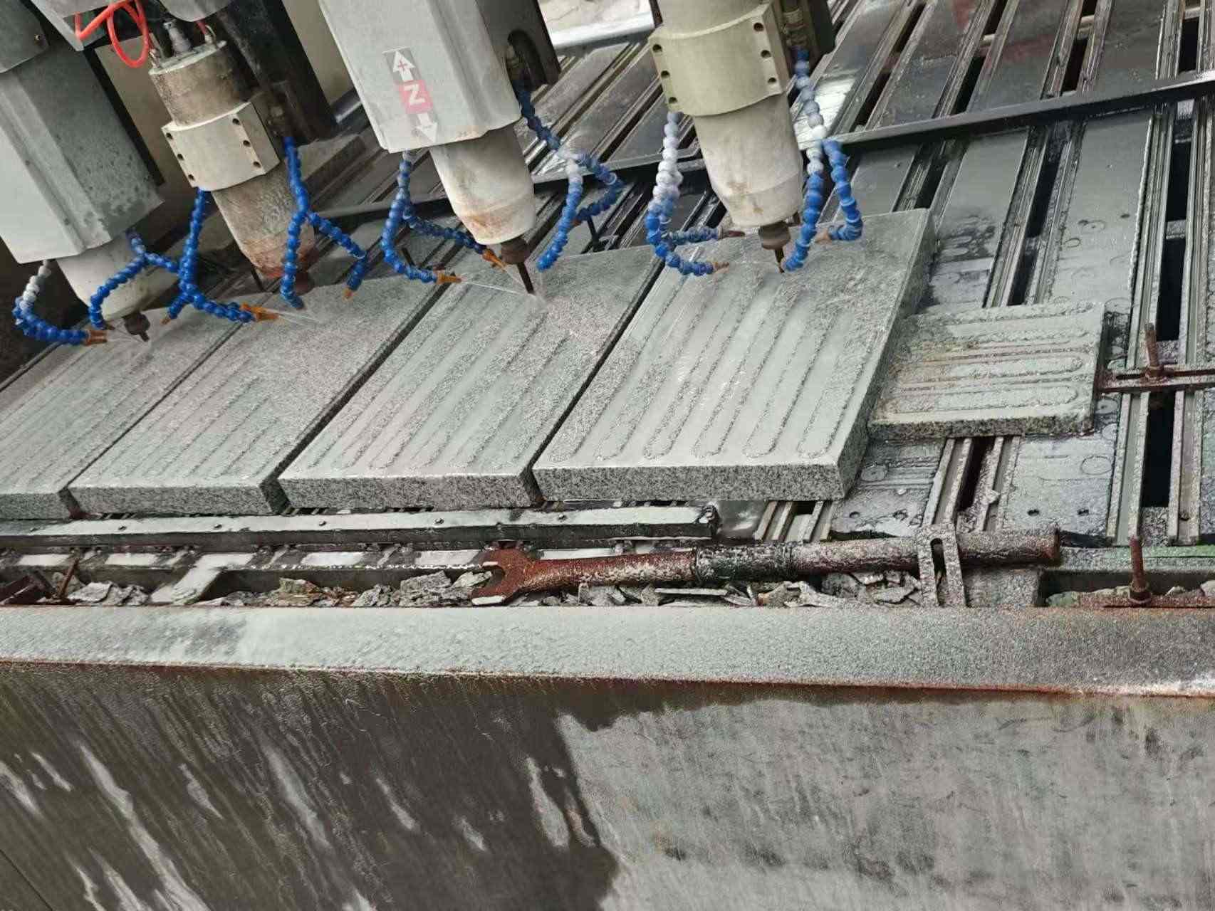 荆门 芝麻白花岗岩荔枝面盲道雕刻