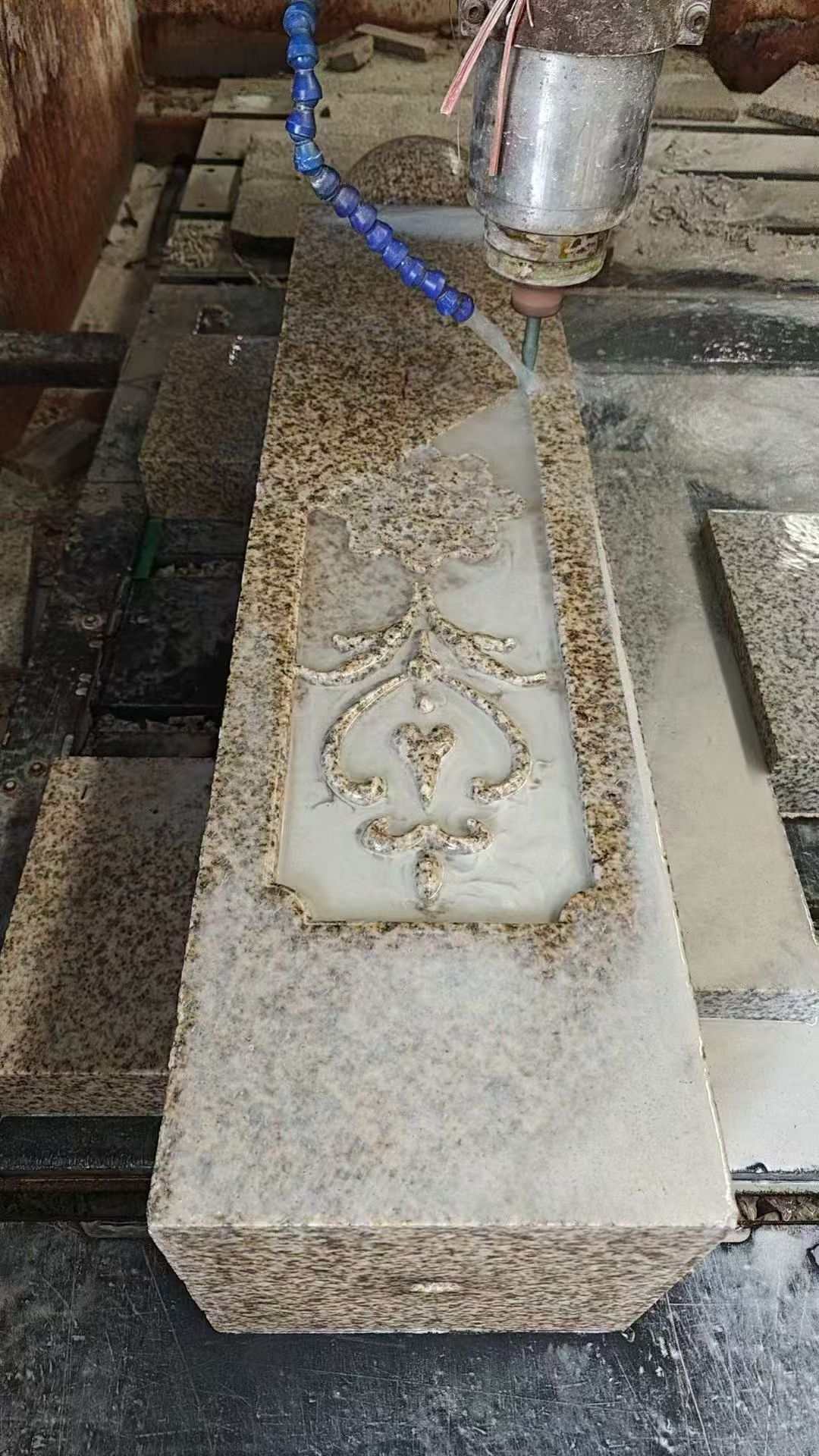 荆门 黄金麻花岗岩异形加工雕刻栏杆大柱