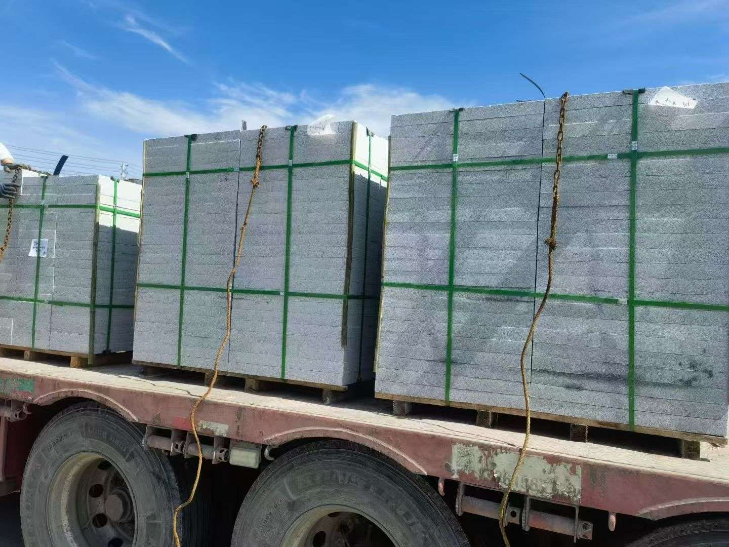 荆门 芝麻白花岗岩地铺石装车日常