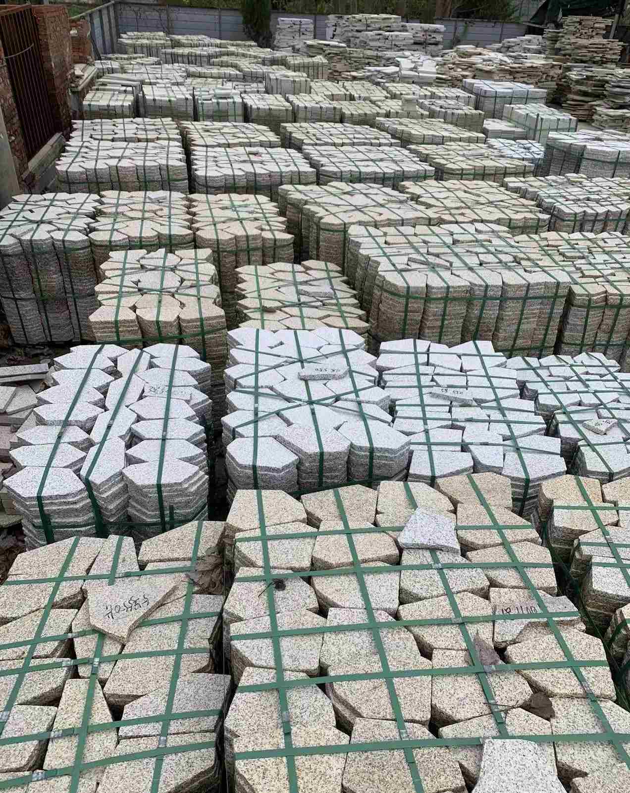 荆门 黄金麻白麻花岗岩荔枝面地铺石(冰裂纹)