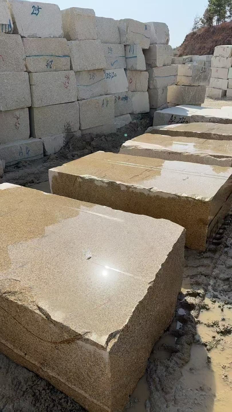 荆门 黄金麻方料堆场洗料分选中，原材料充足